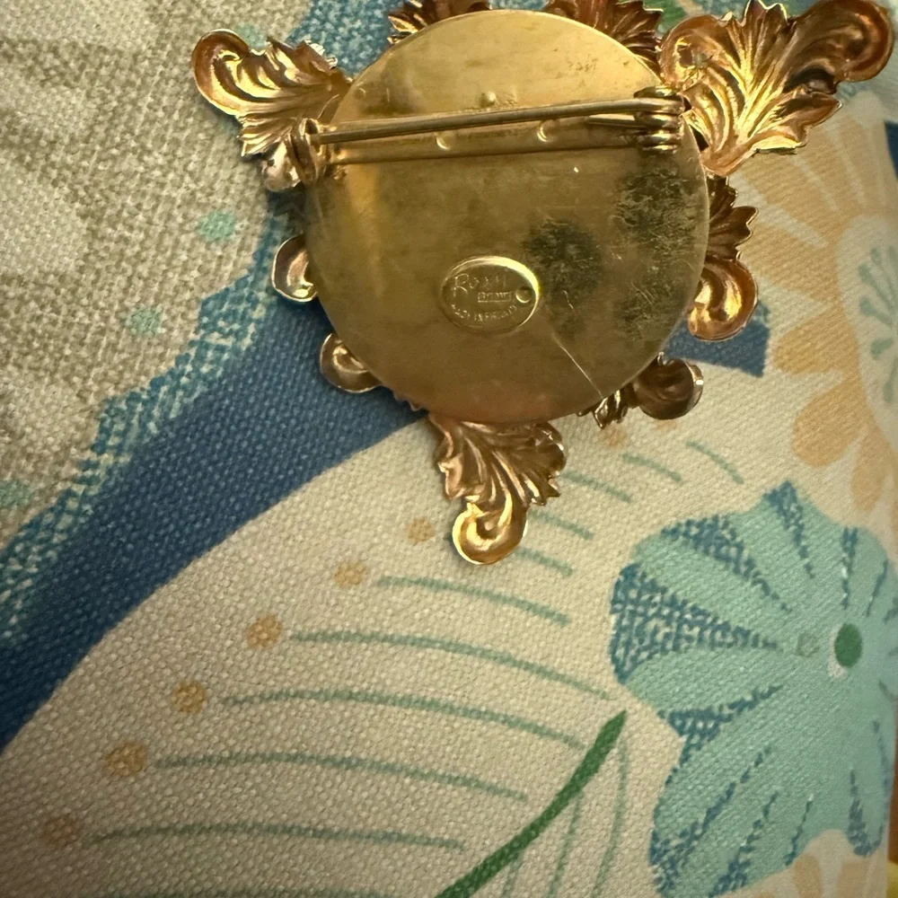 Vintage Baroque Pin Pearl Center Rossi France ?iconic designer look